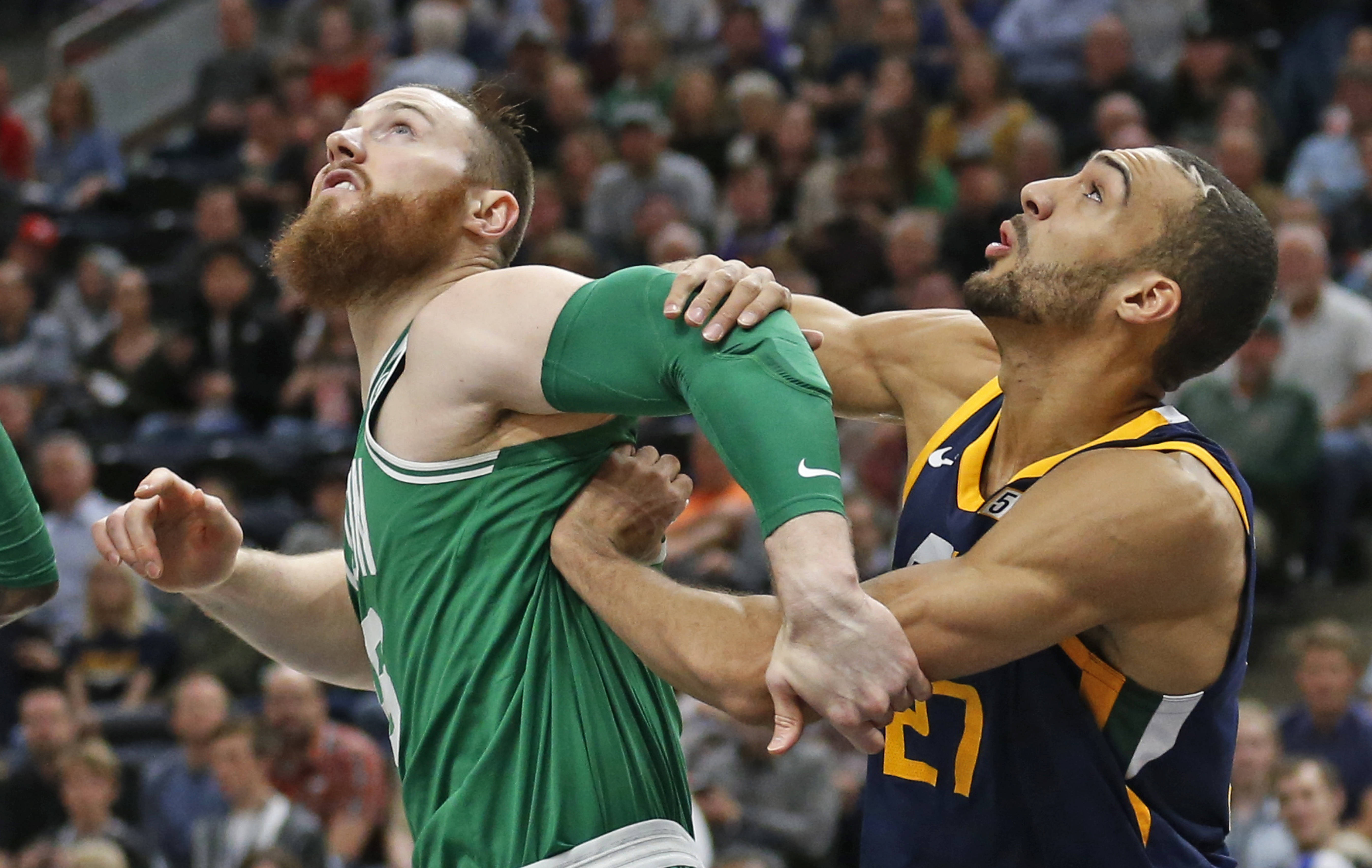 雷霆主场惊险击败凯尔特人，取得翻盘