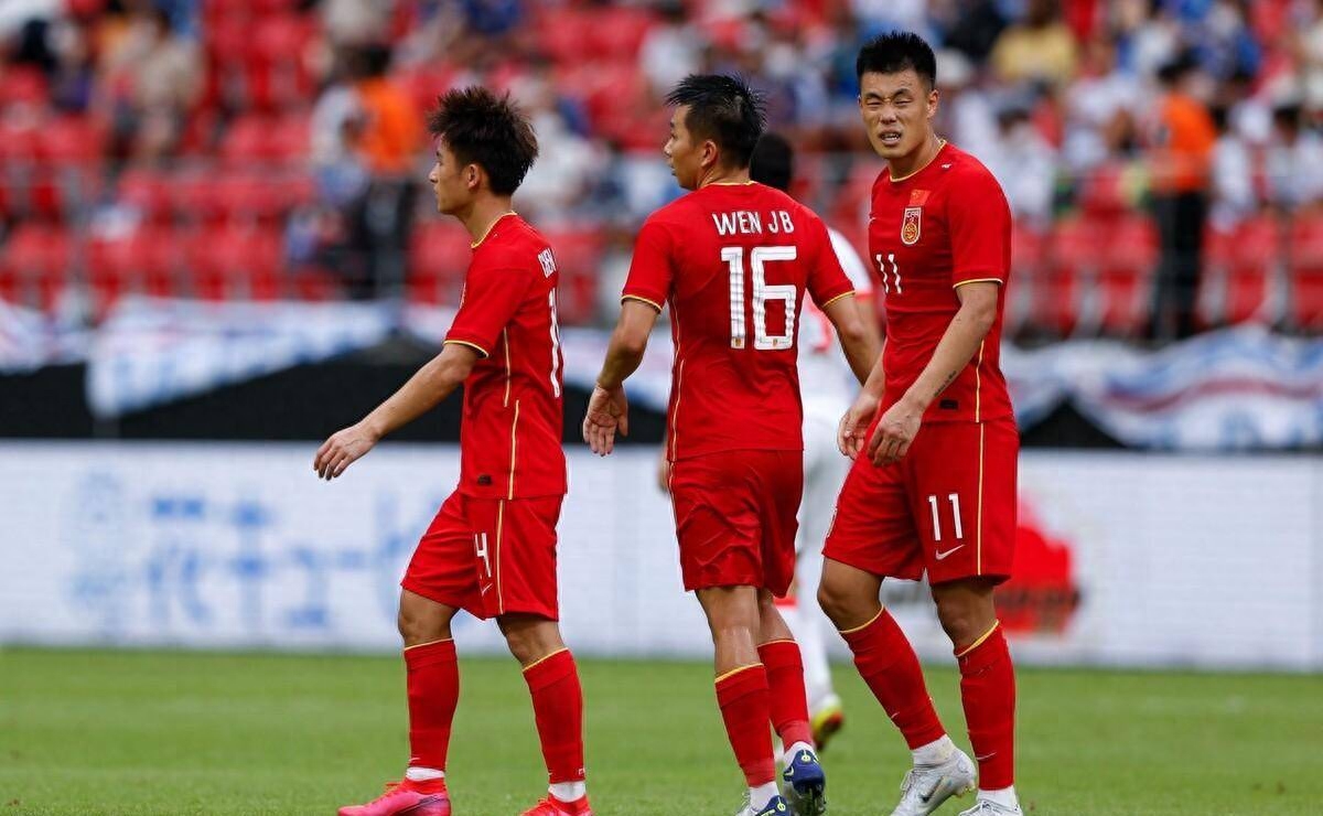 争强对抗！中国足球联赛场上奋起