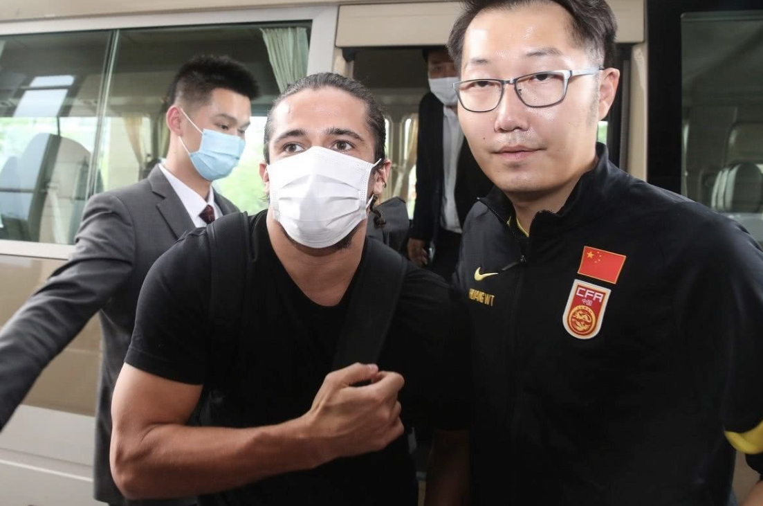 熊猫体育-欧预赛对决势均力敌，球员争分夺秒