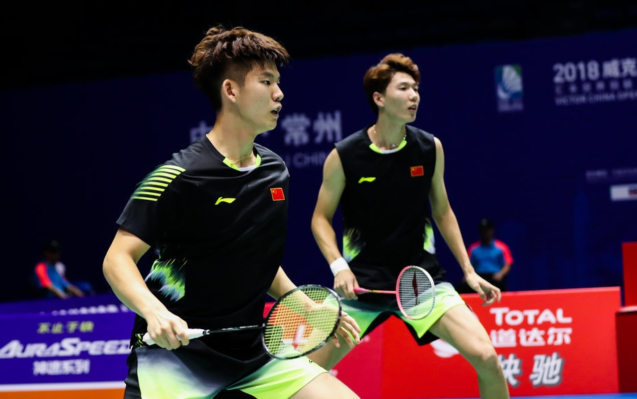 欧预赛对决势均力敌,球员争分夺秒 欧预赛对决势均力敌,球员争分夺秒