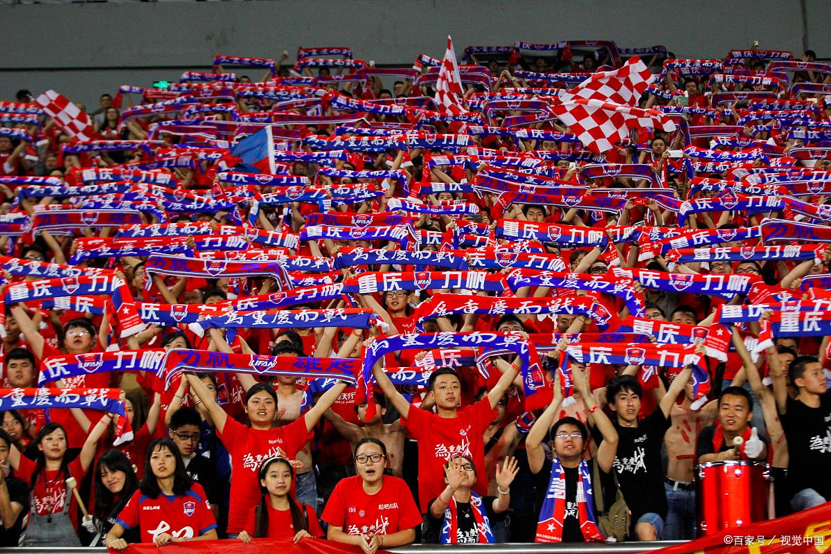 关于激烈足球对决掀起狂潮，观众热情高涨的信息